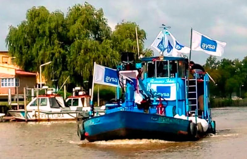 AYSA repartió agua potable a vecinos del Delta