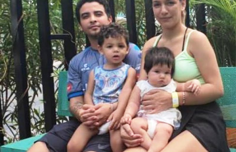 Varados en Playa del Carmen: son jóvenes con dos bebés y al papá le falta un cuarto de pulmón