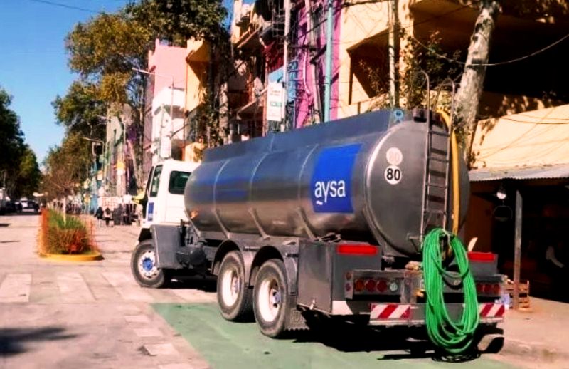 Ordenan al GCBA la provisión de agua en los barrios populares y declaran la competencia de la justicia federal
