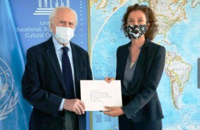 Pino Solanas con la titular de UNESCO