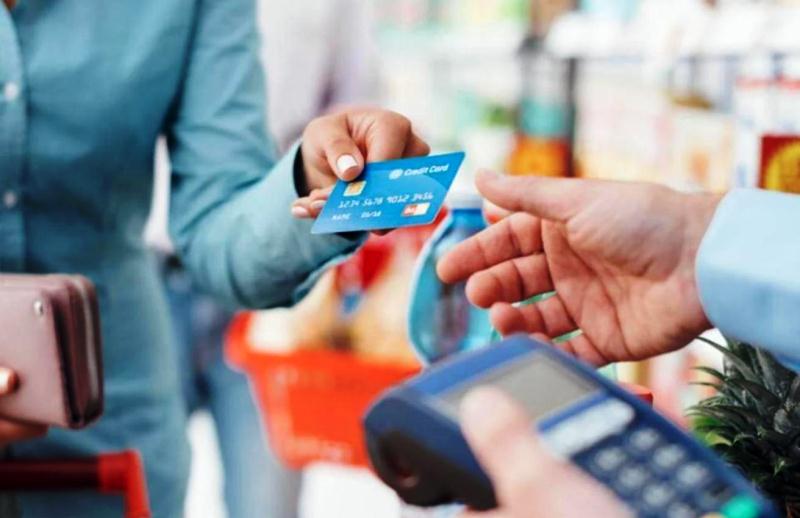 Las compras con tarjetas tuvieron en agosto una caída interanual del 10%