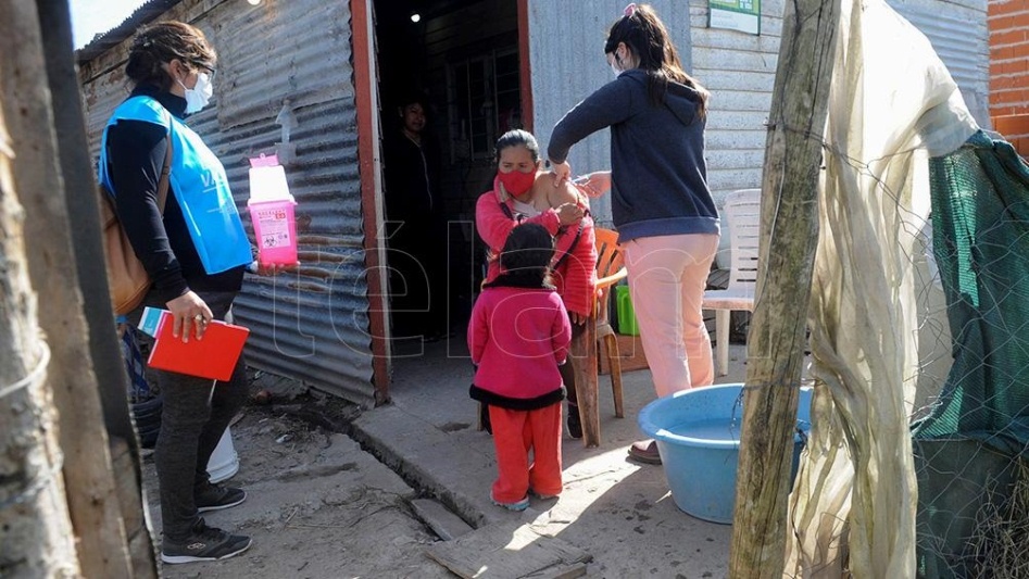 Con móviles sanitarios y casa por casa, buscarán personas sin vacunar en barrios más alejados
