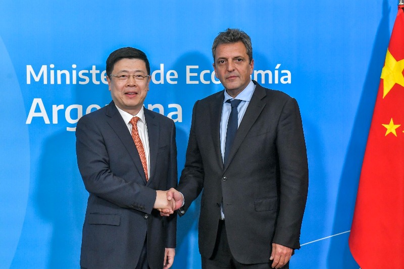 Argentina deja de pagar importaciones en dólares y pasa a yuanes
