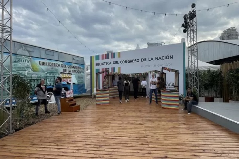 Propuesta para combatir las fake news en el stand de la Biblioteca del Congreso en la Feria del Libro