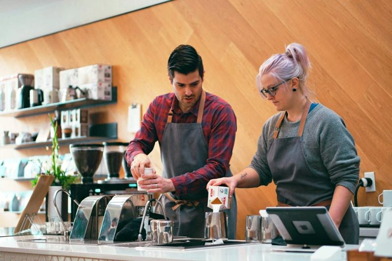 Cómo mejorar el empleo en Argentina según UxP, JxC y LLA
