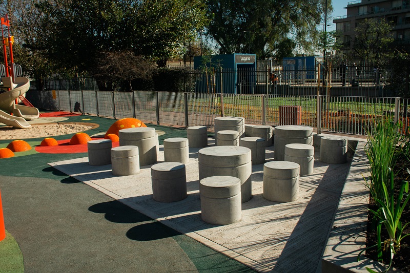 Renovación del patio de juegos de la Plaza Unidad Nacional