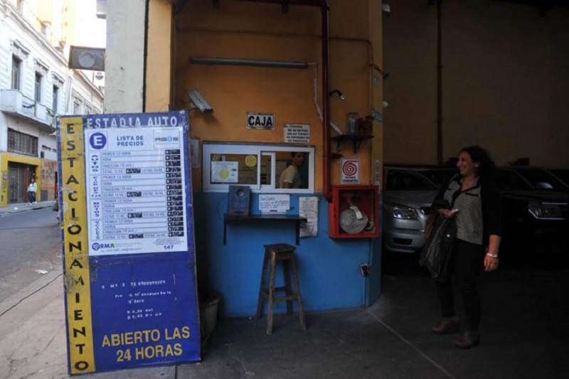 Estacionamientos en la Ciudad: poco personal, documentación irregular y clausuras sin control