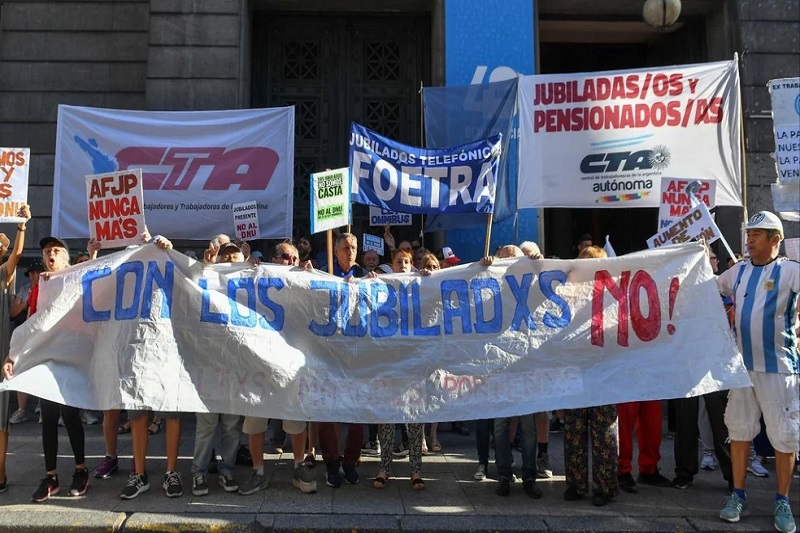 El ajuste en las jubilaciones explicó la mitad del superávit primario del primer bimestre