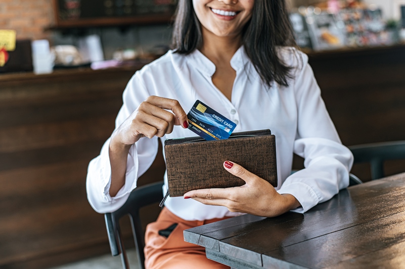 Tarjetas Prepagas: Las mujeres lideran con más del 50% de las operaciones en Argentina