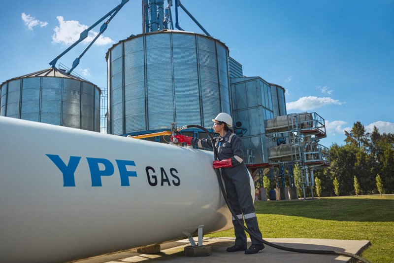Gremios apoyan la construcción de la planta de Gas Natural Licuado de YPF en Bahía Blanca