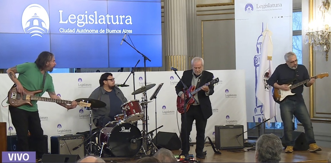 Reconocimiento a Claudio Gabis: pionero del blues en castellano y referente del rock argentino